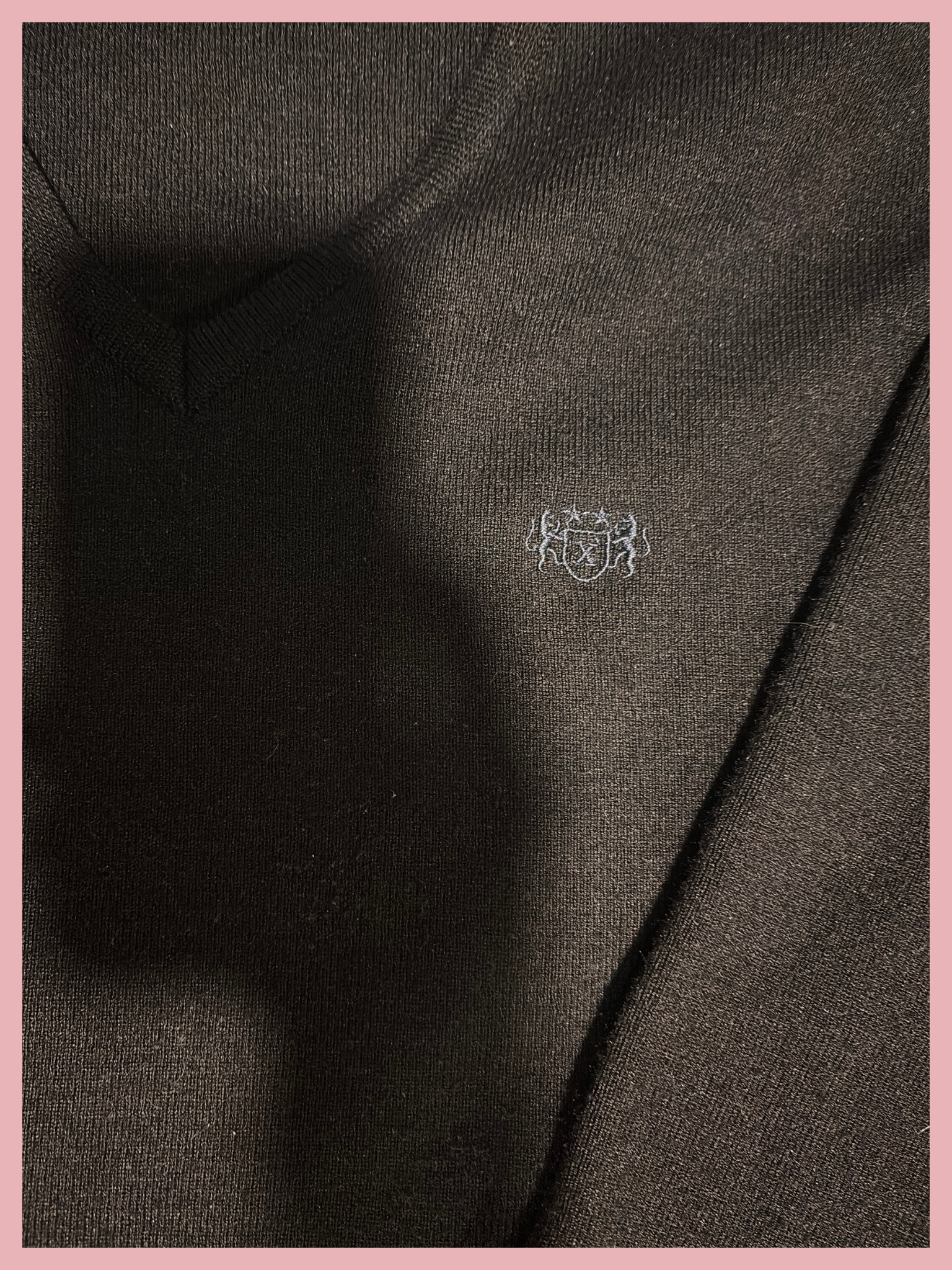 after dark — sweater negro cuello v